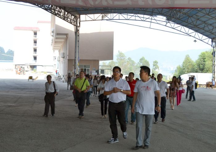 永利中国瓷砖品牌董事长和营销总司理带队旅行生产基地