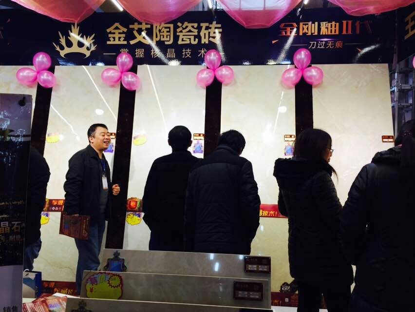 永利中国瓷砖事情职员与主顾攀谈