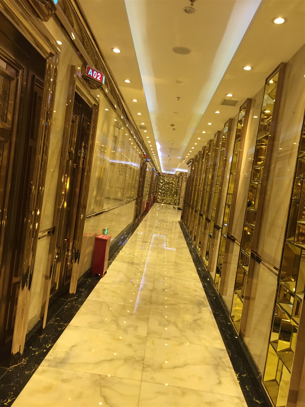 过道接纳永利中国微晶石  西班牙翡翠玉KWD58001+意大利黑金花KWB58058铺贴