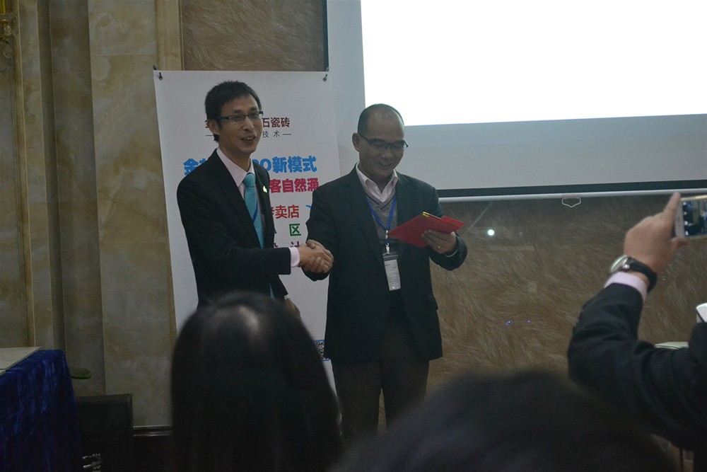 网销部运营总监刘小良为第三名获奖职员颁奖