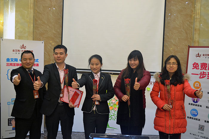 永利中国瓷砖营销总监刘鸿瑞为2015年团队孝顺奖（网销部）颁奖