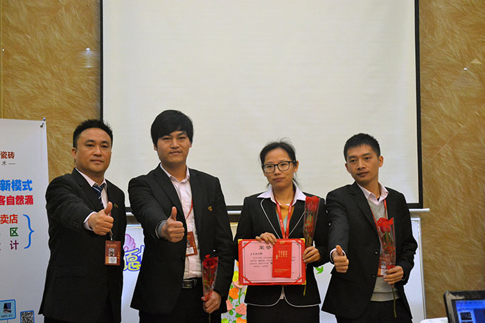 永利中国瓷砖营销总司理罗胜为2015年团队相助奖（空间设计部）颁奖