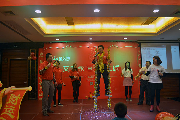 客栈职员演出《踩高跷》