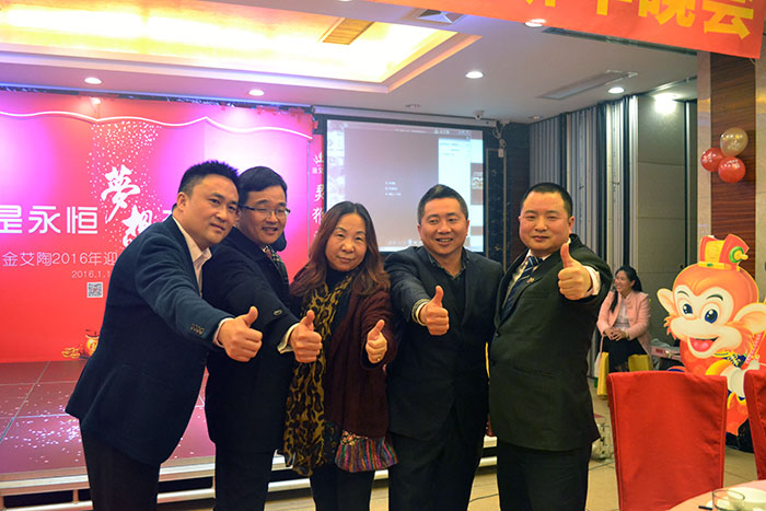 永利中国向导和媒体人金大姐合影留念