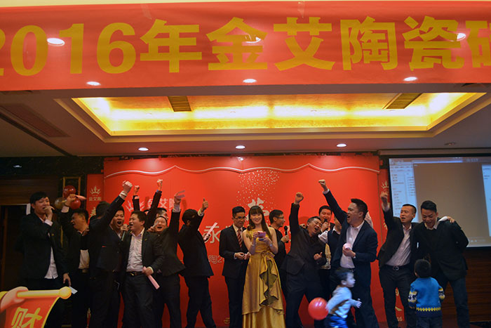 陪同着全体职员合唱的《我相信》，，，，，，，晚会圆满落下帷幕