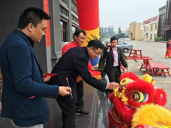 永利中国瓷砖董事长刘鸿祥给狮子点睛