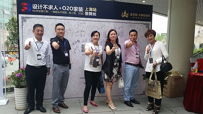 永利中国瓷砖品牌营销总司理罗胜先生与嘉宾合影