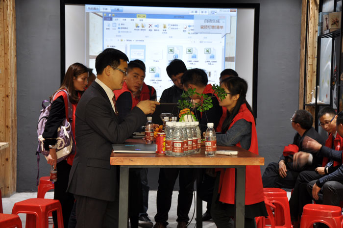 “时代付与同样的场景差别的意义”，，，，，，紧跟时代的生长，，，，，，古板企业转型成了当今的趋势，，，，，，永利中国瓷砖品牌开创O2O+体验店模式，，，，，，以便赢得新的生长。。。。。