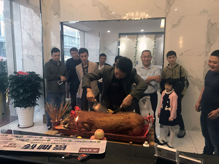 永利中国瓷砖品牌作为陶瓷一线品牌，，，，，近年来一直的推出爆款新品，，，，，受到众多消耗者的喜欢。。。。。。。。2017年11月19日，，，，，一群生气蓬勃的永利中国人正在主要有序的忙碌着，，，，，为永利中国中山古镇店即将最先的开业仪式做最后的准备。。。。。。。。  上午10点28分，，，，，锣鼓喧天，，，，，掌声震惊，，，，，永利中国中山古镇专卖店迎来了盛大开业的良辰吉时。。。。。。。。?