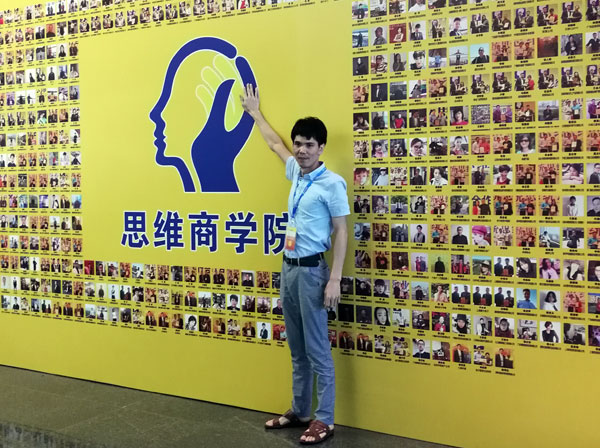 现在，，，，，，，80后已经生长为壮年，，，，，，，逐渐成为各个岗位的主要认真人，，，，，，，因生涯的洗礼变得理性而不再激动。。。。。。。“80后”，，，，，，，他们青春洋溢，，，，，，，在各个岗位上都冲在最前线。。。。。。。“80后”独具个性和魅力，，，，，，，已然成为各行各业主力军代表人物。。。。。。。作为80后典范的创业乐成代表陶瓷一线品牌 永利中国瓷砖 龙川总代理吴金星与他的销售团队即是其中之一。。。。。。。