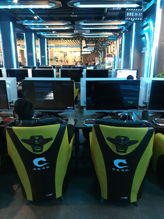 永利中国现代仿古砖案例:别说了，，，，，，，，一起去这个1000方的网咖开黑！