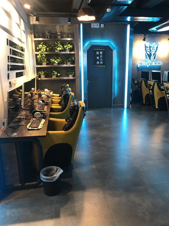 永利中国现代仿古砖案例:别说了，，，，，，，，一起去这个1000方的网咖开黑！